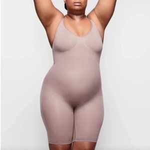 SKIMS Sculpting Seamless Mid-Thigh Bodysuit in Umber Size Small / Medium